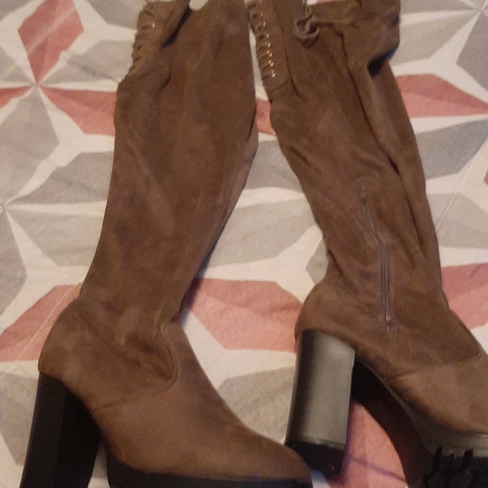 Green suede boots